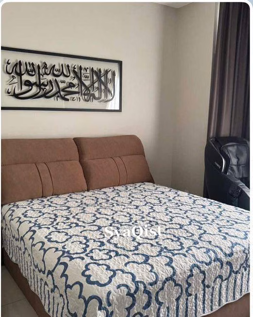 Bilik pelanggan dengan cadar bercorak biru