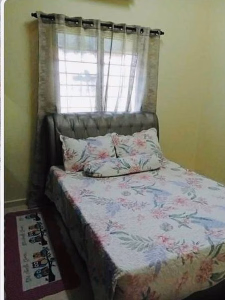 Bilik pelanggan dengan cadar floral pastel